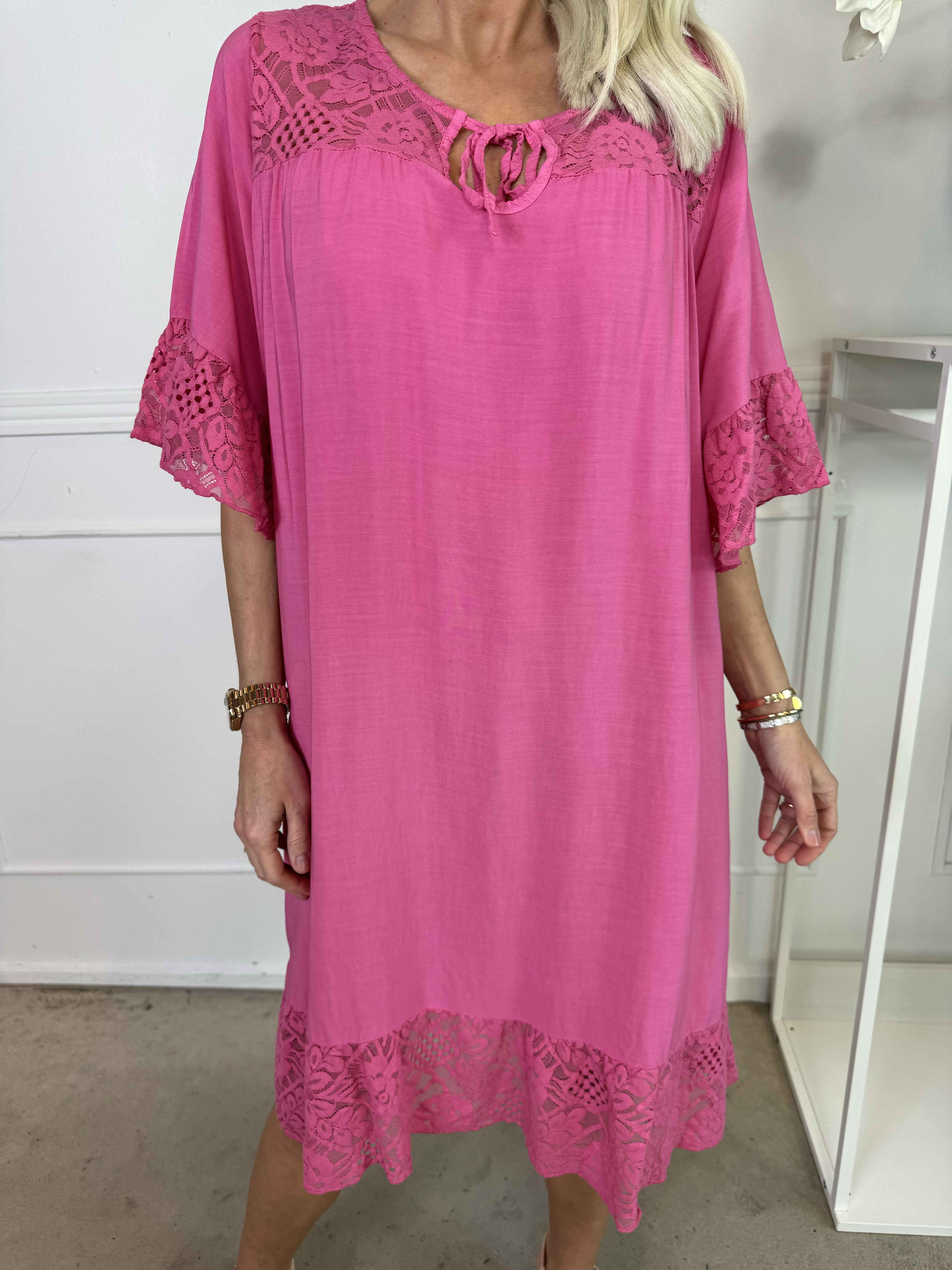 Floriza - Söt klänning i viskos med spetskant